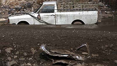 Camioneta atrapada por el lodo que las fuertes lluvias han provocado cerca de Teherán, la capital de Irán