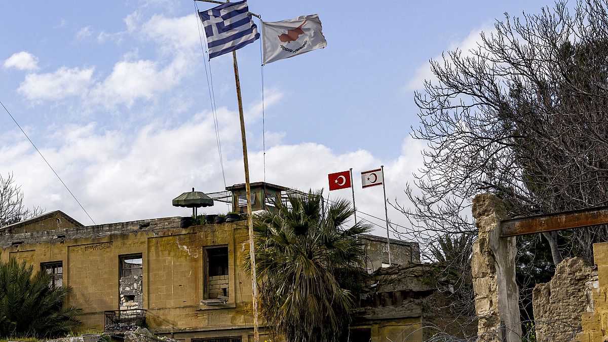 أعلام اليونان وقبرص وتركيا في المنطقة العازلة التابعة للأمم المتحدة شمال قبرص