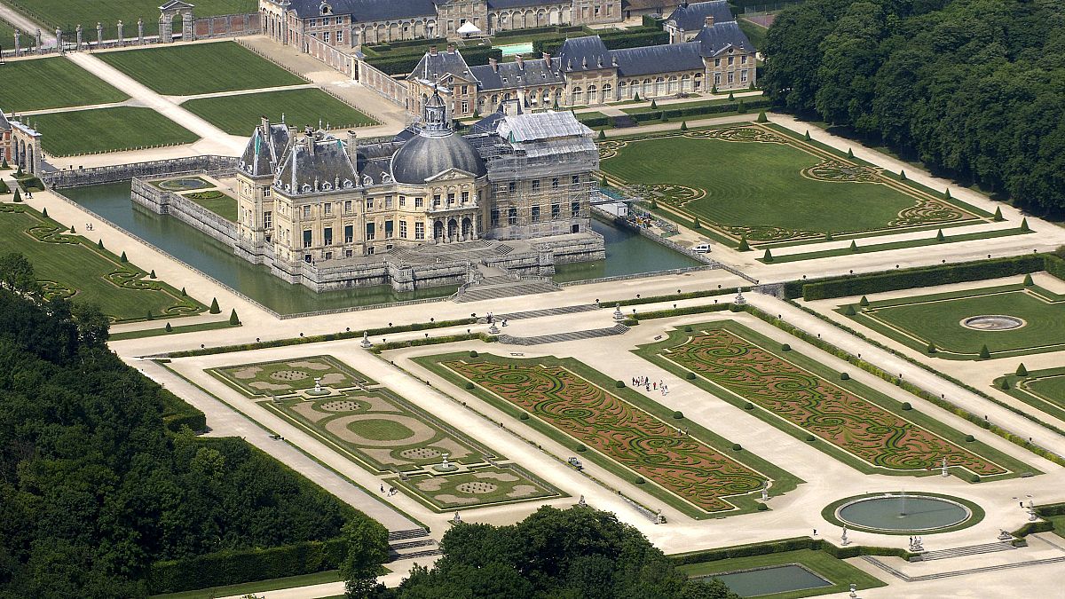 قصر يعود إلى عصر الباروك جنوب باريس. قصر "شاتو دو فو لو فيكونت"