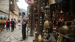 Aserbaidschanische Traditionen: Glaskunst und Kupferhandwerk