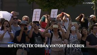 A zsidók halálba meneteltetését idézték a kezükkel a tarkójukon vonuló tüntetők Orbán bécsi látogatásakor