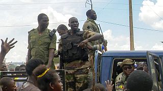 يهتف السكان للجنود الماليين عند دخولهم معسكرًا عسكريًا في كاتي، مالي، الجمعة 22 يوليو 2022.