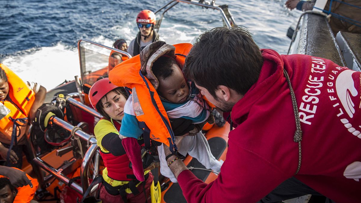 رضيع تم انقاذه من قبل سفينة إنقاذ تابعة لمنظمة أوبن آرمز، في البحر الأبيض المتوسط 2018 