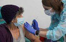 Eine Frau in Warschau bekommt eine Booster-Impfung, 07.12.2021