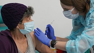 Eine Frau in Warschau bekommt eine Booster-Impfung, 07.12.2021
