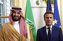 El presidente francés, Emmanuel Macron, recibe al príncipe heredero saudí, Mohammed bin Salman, para una cena en el interior del Palacio del Elíseo en París, 28/7/2022