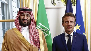 El presidente francés, Emmanuel Macron, recibe al príncipe heredero saudí, Mohammed bin Salman, para una cena en el interior del Palacio del Elíseo en París, 28/7/2022