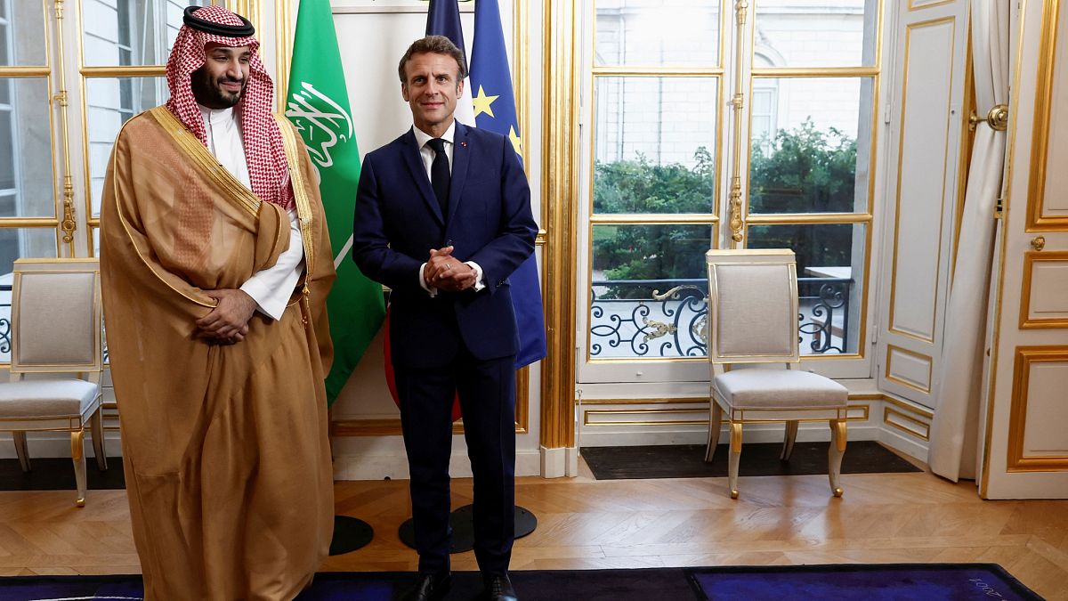 Эммануэль Макрон и Мухаммед бен Сальман на встрече в Елисейском дворце, 28 июля 2022 года.