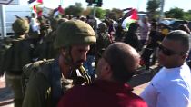 Un soldado israelí frente a un manifestante palestino durante la protesta