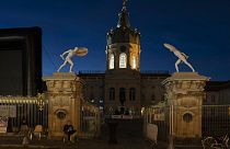 Das Schloss Charlottenburg im Dunkeln: Wegen der Energiekrise werden in Berlin mehrere öffentliche Gebäude und Wahrzeichen vorerst nicht mehr angestrahlt.