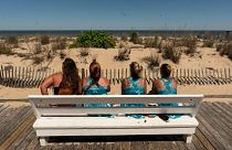 چهار زن در تعطیلات تابستانی کنار ساحل