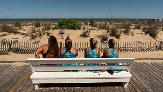 چهار زن در تعطیلات تابستانی کنار ساحل 
