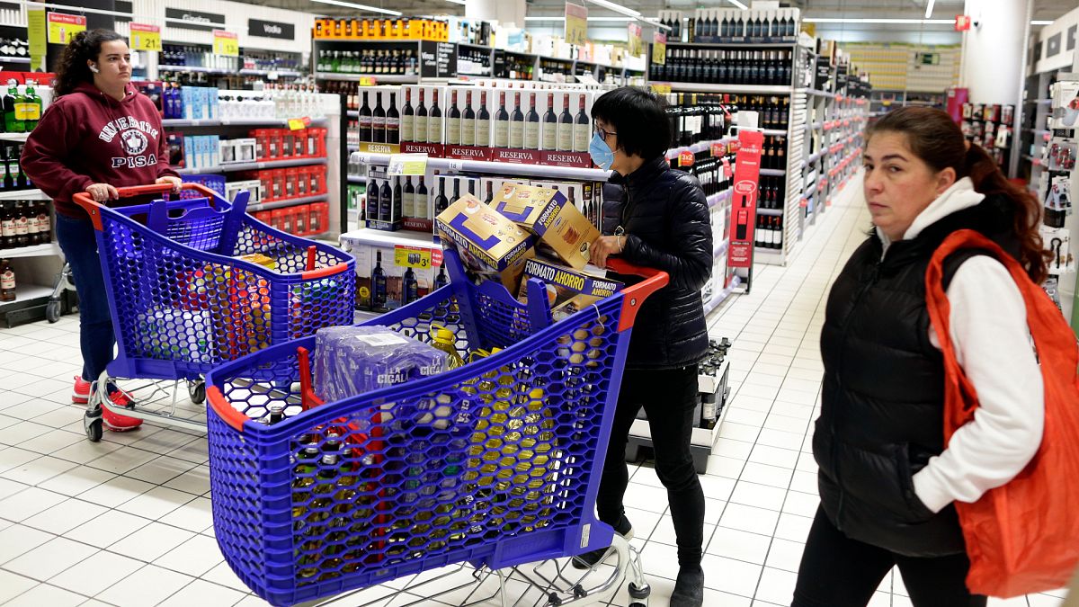 Clients faisant leurs courses dans un supermarché de Madrid, en Espagne, mardi 10 mars 2020.