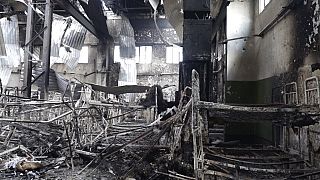 Vista de la barraca destruida en una prisión en Olenivka, en el este de Ucrania, el viernes 29 de julio de 2022.