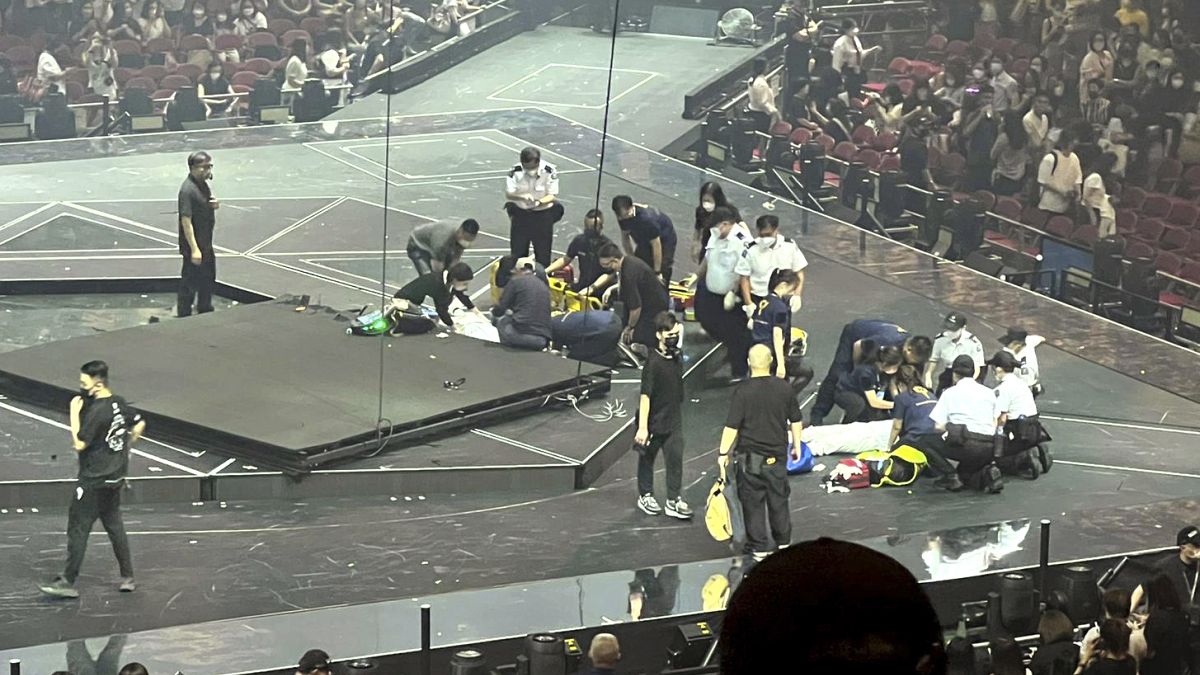 سقوط شاشة خلال حفل موسيقي لفرقة فتيان كانتوبوب ميرور  في هونغ كونغ. الخميس 28 يوليو 2022.