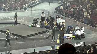 سقوط شاشة خلال حفل موسيقي لفرقة فتيان كانتوبوب ميرور  في هونغ كونغ. الخميس 28 يوليو 2022.