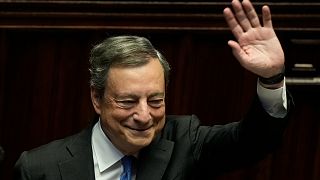 El primer ministro italiano Mario Draghi saluda a los legisladores al final de su discurso en el Parlamento en Roma, el jueves 21 de julio de 2022