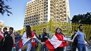 متظاهرون يغلقون المدخل الرئيسي لمقر شركة الكهرباء اللبنانية في بيروت، لبنان، الخميس 7 تشرين الثاني/نوفمبر 2019.