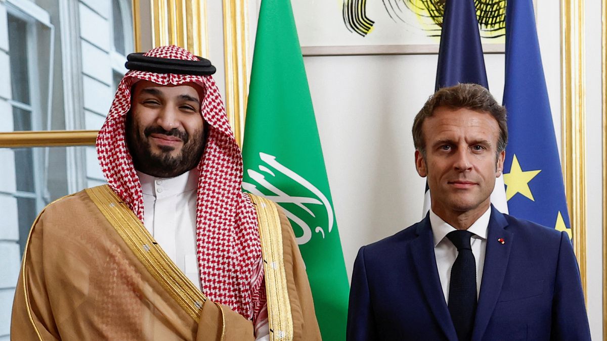 ولي العهد السعودي الأمير محمد بن سلمان والرئيس الفرنسي إيمانويل ماكرون في باريس.