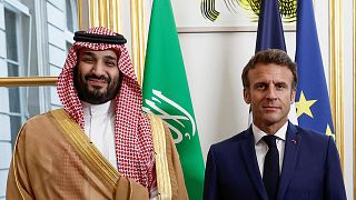 ولي العهد السعودي الأمير محمد بن سلمان والرئيس الفرنسي إيمانويل ماكرون في باريس.