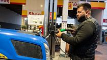 Un agricultor llena su tractor en una gasolinera en Tírnavos, Grecia, el domingo 13 de febrero de 2022