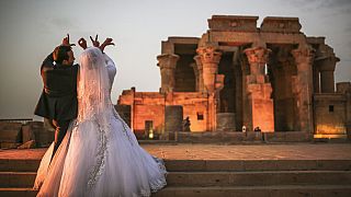  زوجان مصريان خلال جلسة تصوير زفافهما في معبد كوم أمبو القديم، شمال أسوان، جنوب مصر، الخميس 30 أبريل 2015