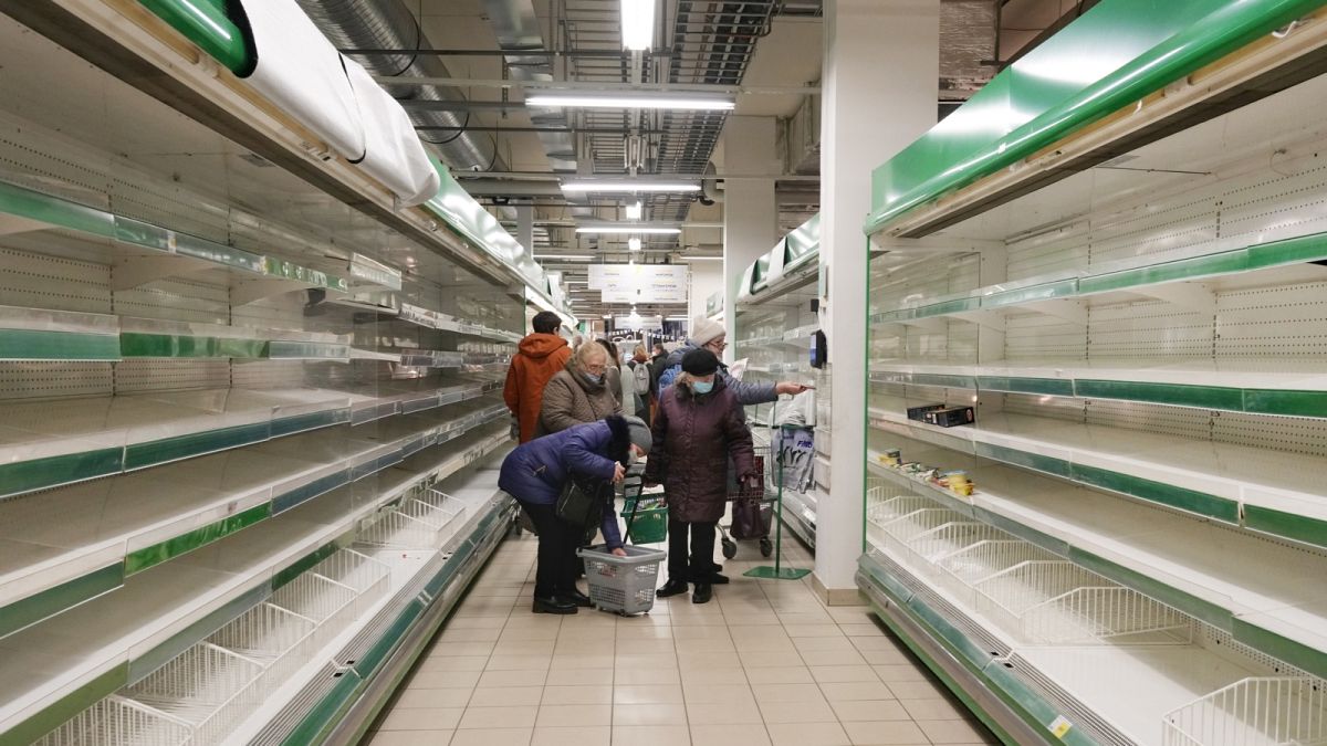 Márciusi felvétel: bezárás előtti finn szupermarket Szentpéterváron