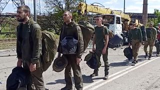 سربازان اوکراینی پس از خروج از آزوفستال در شهر ماریوپل