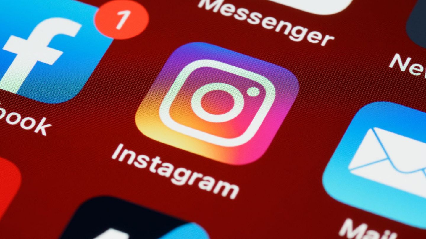 Đánh giá Instagram - Instagram là nền tảng kết nối cộng đồng đáng tin cậy. Đánh giá Instagram của bạn sẽ giúp người dùng đánh giá và lựa chọn hàng hóa và dịch vụ chất lượng. Vậy nên, cập nhật thường xuyên đánh giá của bạn trên Instagram để thu hút được nhiều khách hàng mà không phải tốn quá nhiều công sức.