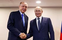 الرئيس الروسي فلاديمير بوتين يصافح نظيره التركي رجب طيب إردوغان في العاصمة الإيرانية، طهران، 19 يوليو 2022.