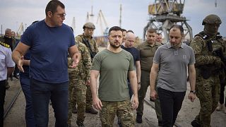 Az ukrán elnök felügyelte az első gabonaszállító hajó kifutását