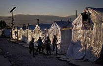 أطفال سوريون يلعبون كرة القدم بجوار خيامهم في مخيم للاجئين في بلدة بر الياس في سهل البقاع، لبنان، 7 يوليو/تموز 2022