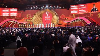 A 2022-es katari labdarúgó-világbajnokság sorsolásának színpadképe Dohában 2022. április 1-jén