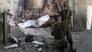 جنود روس داخل السجن بعد قصفه