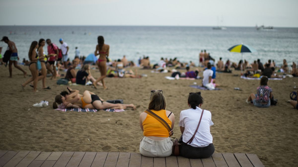Nők a barcelonai tengerparton