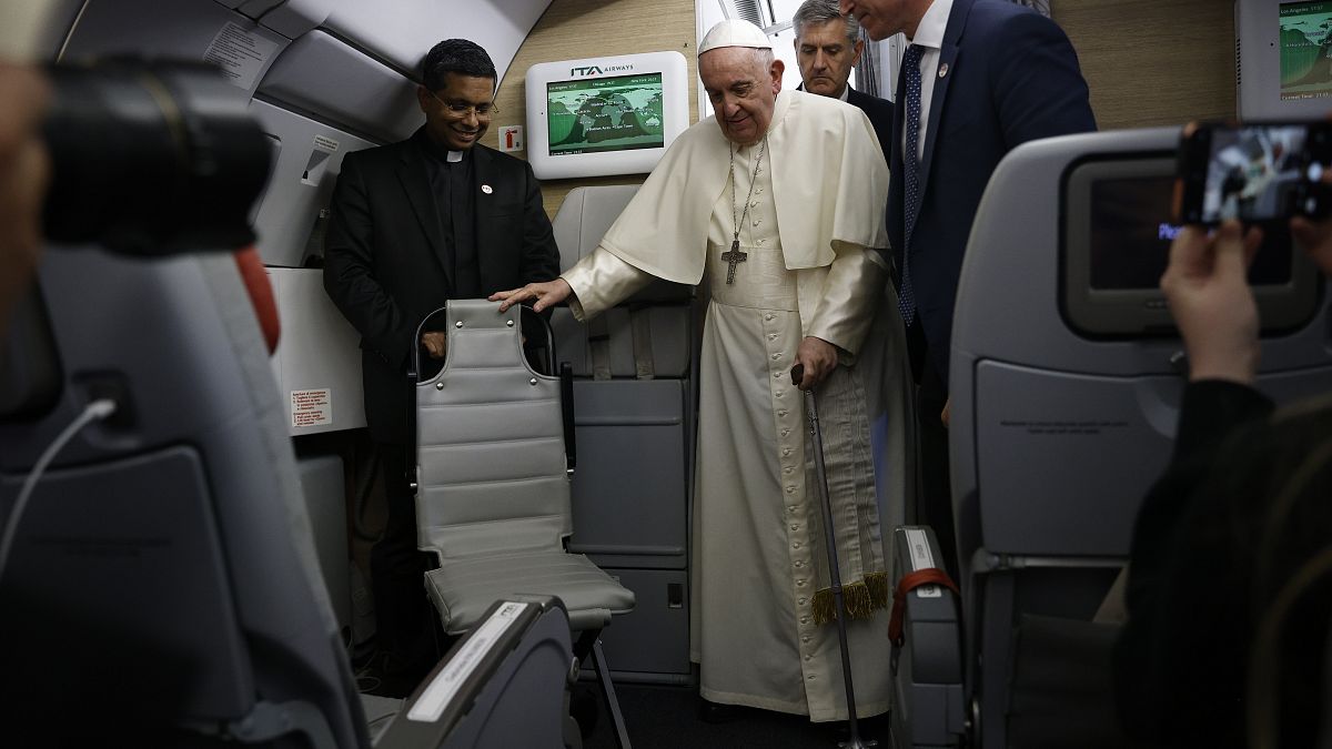 يتحدث البابا فرنسيس إلى الصحفيين على متن الرحلة البابوية العائدة من كندا 30/07/2022