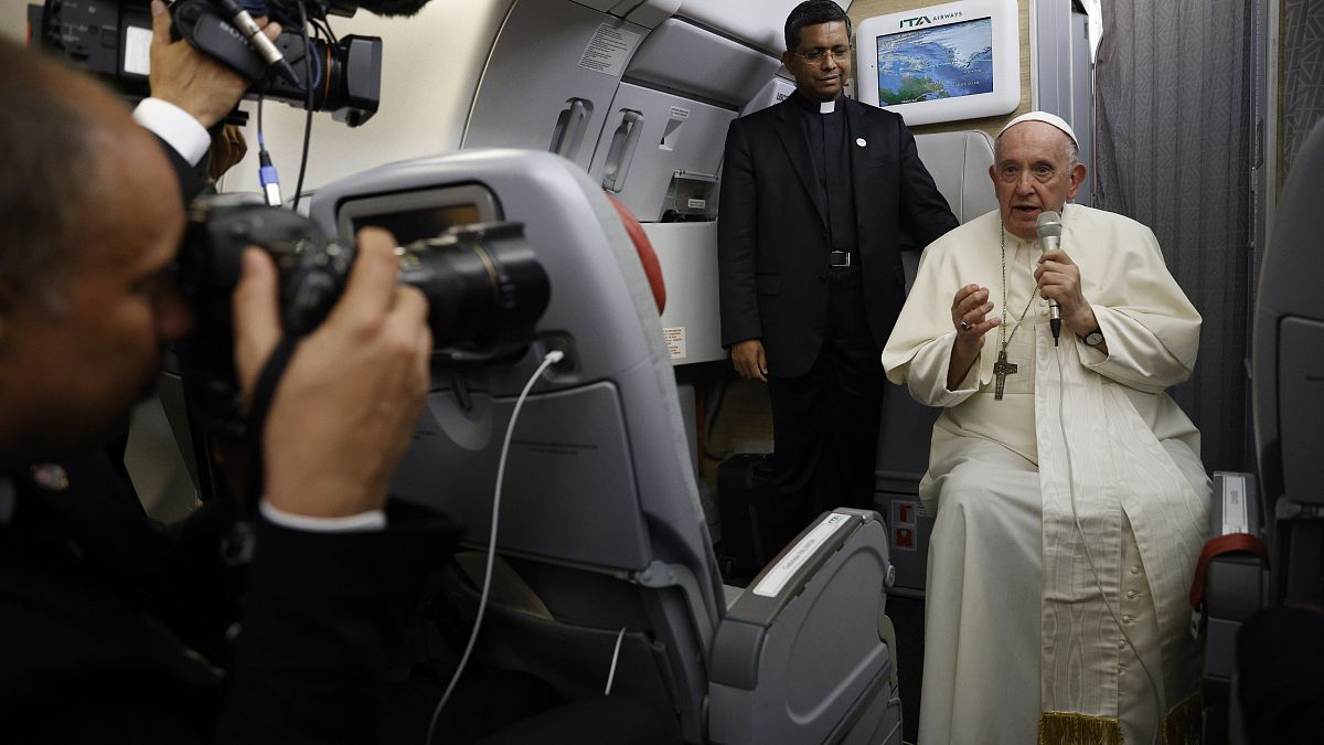 Выступление папы Франциска на борту самолёта.