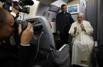 La conferenza stampa sull'aereo papale