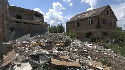 أنقاض منزل مدمر في أوكرانيا