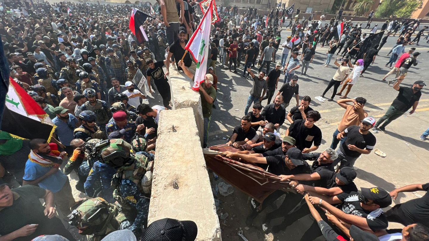 شاهد: لحظة دخول أنصار التيار الصدري إلى البرلمان العراقي داخل المنطقة الخضراء | Euronews