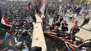 Протестующие у укреплений "зеленой зоны" Багдада.