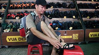 Vietnam : les sandales de caoutchouc font de la résistance