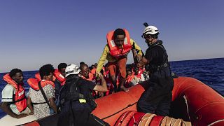 Команда SeaWatch3 спасает беженцев с переполненной надувной лодки. 24 июля 2022.