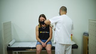 El Gobierno regional de Cataluña ha informado que, desde que inició el proceso de vacunación contra la viruela del mono el 21 de julio, ha administrado apenas 655 dosis.