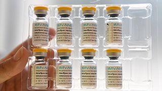 Egészségügyi dolgozó mutatja az Imvanex nevű majomhimlő elleni védőoltást egy párizsi oltóközpontban 2022. július 27-én.