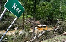 Un autobús escolar del condado de Perry yace destruido después de haber sido atrapado por las aguas de Lost Creek en Ned, Kentucky, el 29 de julio de 2022.