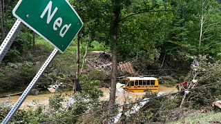 Un autobús escolar del condado de Perry yace destruido después de haber sido atrapado por las aguas de Lost Creek en Ned, Kentucky, el 29 de julio de 2022. 