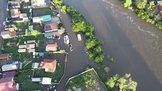 Los ríos se desbordaron después de fuertes lluvias, inundando más de 200 viviendas y más de 300 casas de campo. 