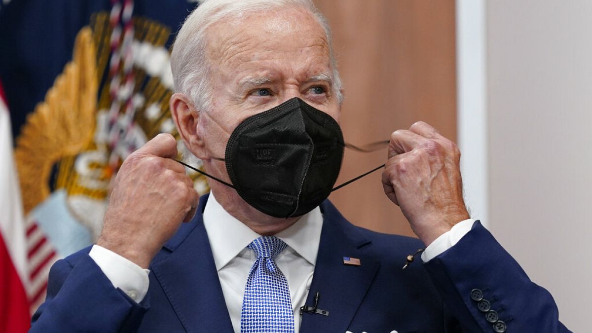 Joe Biden legt die Maske an und beschränkt sich aufs Homeoffice.