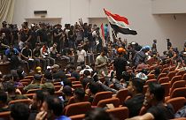 Οι οπαδοί του Μοκτάντα αλ-Σαντρ μέσα στο ιρακινό κοινοβούλιο